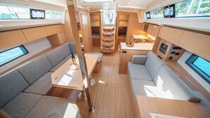 Een compact interieur met zitplaatsen, een eethoek en een keuken.