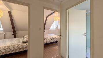 2 bedrooms, WiFi (free), bed sheets