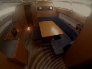 Ein gemütlicher Innenraum mit Sitzecke, Tisch und kleiner Küchenzeile.