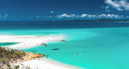 Sun-Kissed Sailing Adventure in Gran Barrera de Coral from Playa Airlie, Queensland