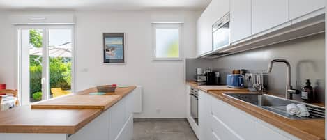 Coffee/tea maker, fridge, microwave, oven