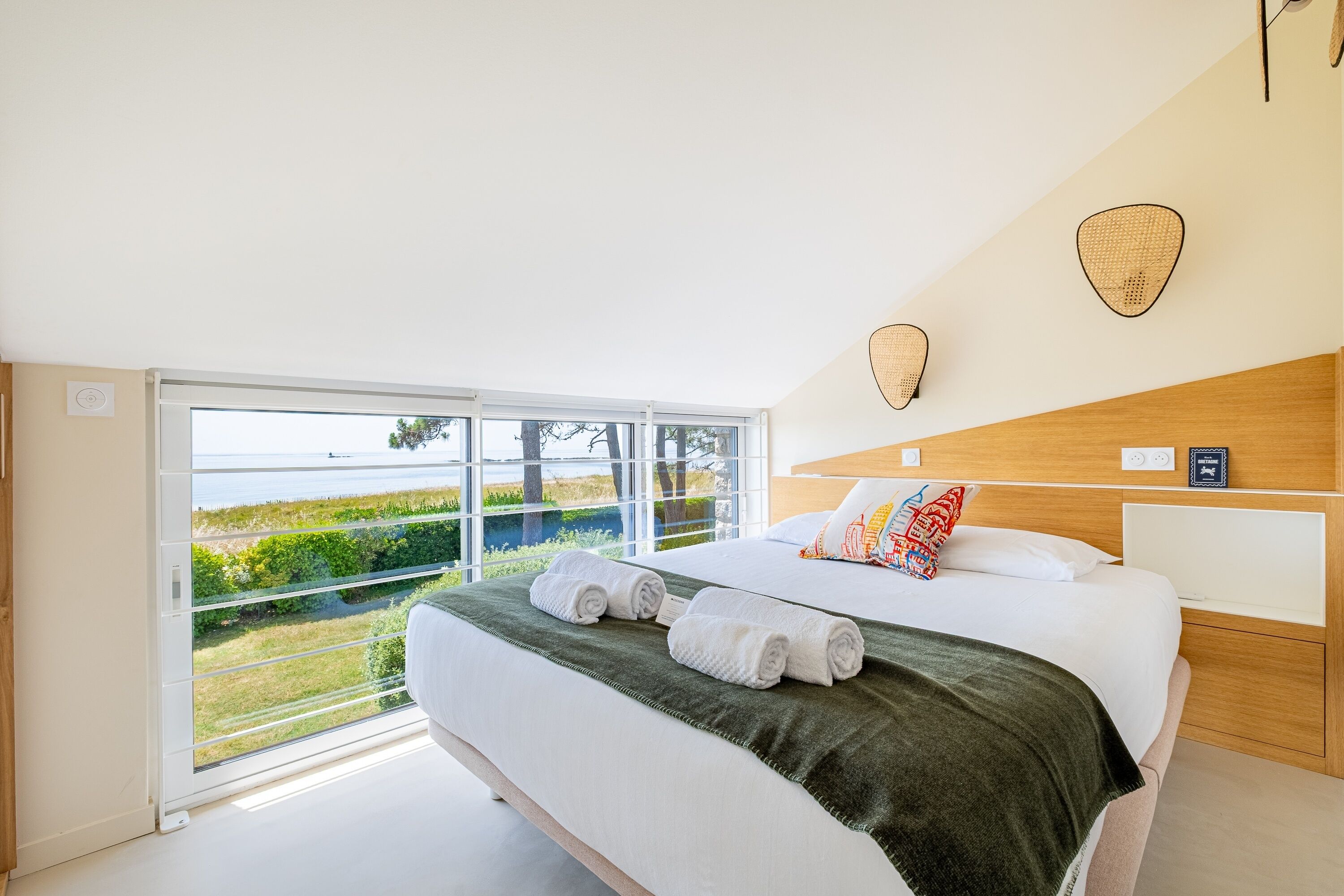 Iron/ironing board, free WiFi, bed sheets