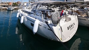 Un porto turistico con diverse barche a vela ormeggiate, tra cui una chiamata 'BOSUN ZADAR'.
