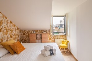A bedroom with a bed, pillows, a chair, a dresser, and a window. - Ty Michel - Au centre-ville de Rennes (Rennes)