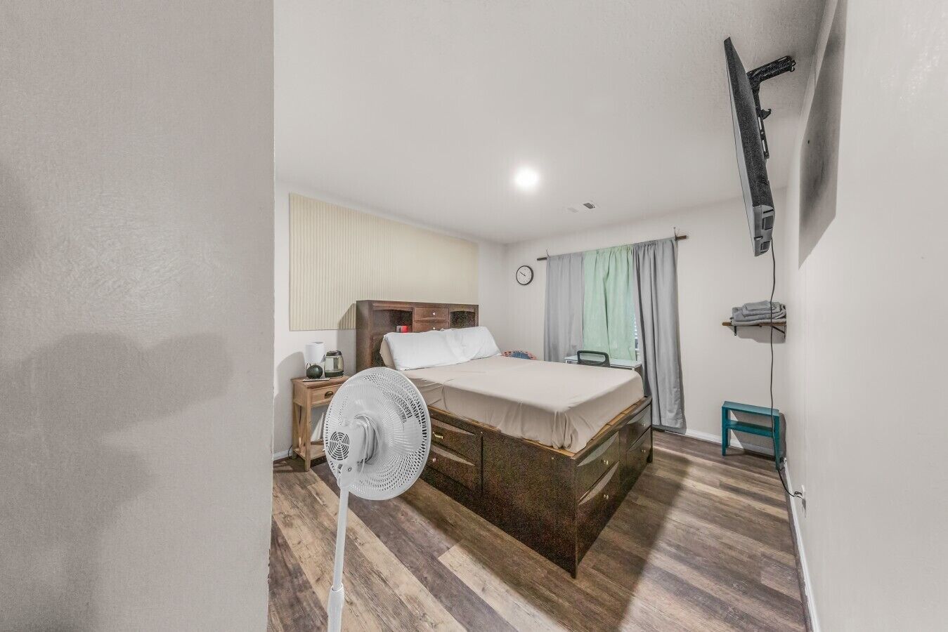 Desk, iron/ironing board, WiFi, bed sheets