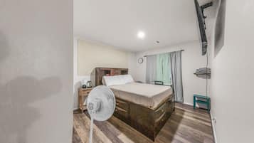 Desk, iron/ironing board, WiFi, bed sheets