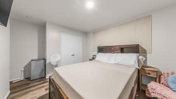 Desk, iron/ironing board, WiFi, bed sheets