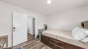 Desk, iron/ironing board, WiFi, bed sheets