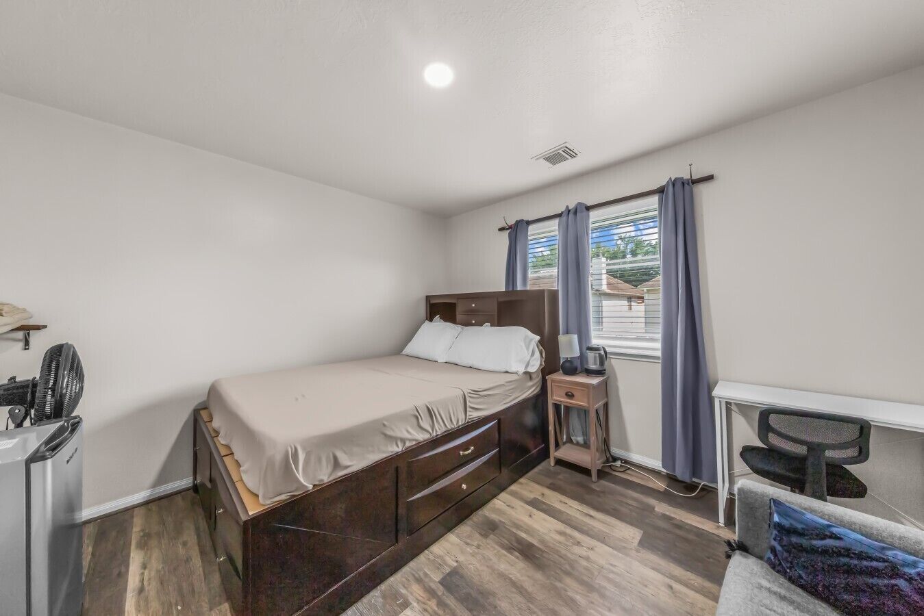 Desk, iron/ironing board, WiFi, bed sheets
