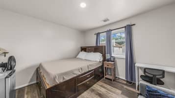 Desk, iron/ironing board, WiFi, bed sheets