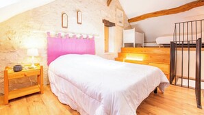 2 slaapkamers, een strijkplank/strijkijzer, reisbedje, wifi