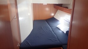 A compact cabin with a bunk bed, a small sink, and a ventilation system. - Sun-Kissed Sailing Adventure in Zadar, Croatia (Bibinje)