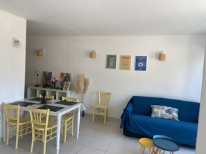 Dining - Bright studio apartment near the sea for 4 people (Le Grau-du-Roi)