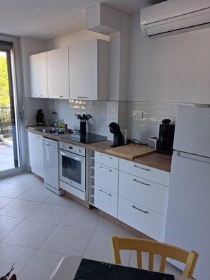 Coffee/tea maker, fridge, microwave, oven - Bright studio apartment near the sea for 4 people (Le Grau-du-Roi)