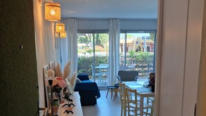 Una camera d'hotel con balcone, zona pranzo e vista sulla strada.