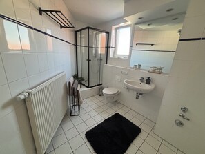 Bathroom - Vrbo Property (Dresden)