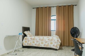 Fer et planche à repasser, Wi-Fi gratuit, draps fournis
