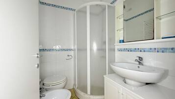 Dusche, Bidet, Handtücher