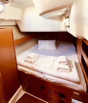 Ein kleines, gemütliches Abteil mit einer Etagenpritsche, einem kleinen Schrank und einer Bedienkonsole.