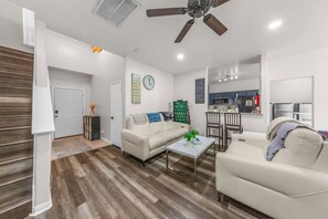Living area - Ile Ayo-Private BR with Shared Bathroom (Houston)
