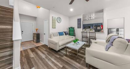 Ile Ayo-Private BR with Shared Bathroom
