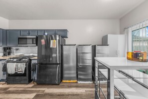 Full-size fridge, microwave, oven, stovetop - Ile Ayo-Private BR with Shared Bathroom (Houston)