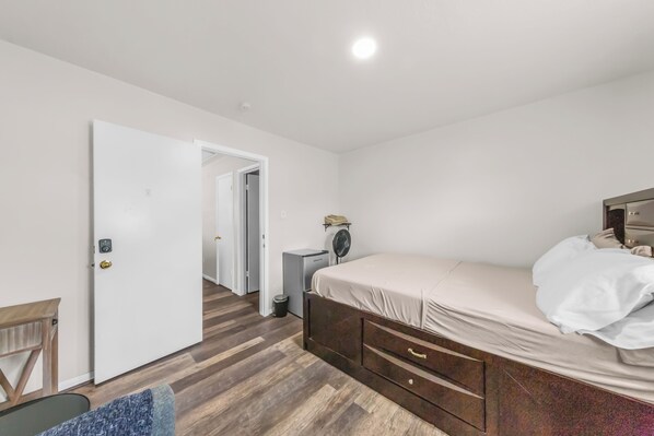 Basic Room | Iron/ironing board, free WiFi - Ile Ayo-Private BR with Shared Bathroom (Houston)