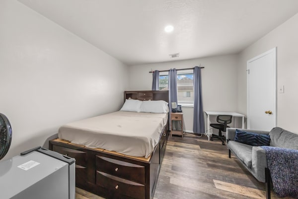 Ile Ayo-private Br With Shared Bathroom - Sugar Land, TX