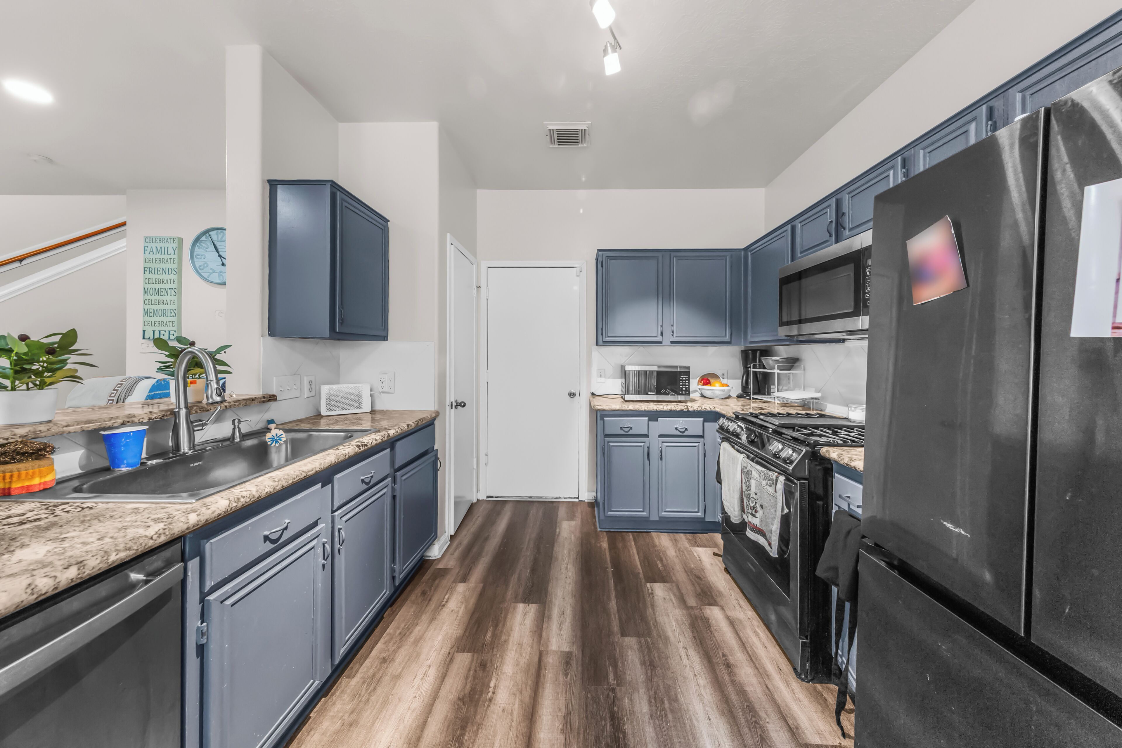 Full-sized fridge, microwave, oven, stovetop