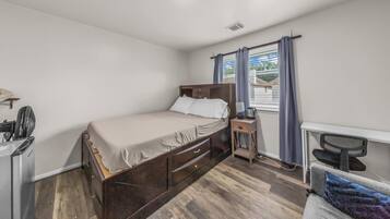Basic Room | Iron/ironing board, free WiFi
