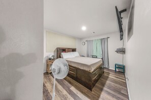 Basic Room | Iron/ironing board, free WiFi - Ile Ayo-Private BR with Shared Bathroom (Houston)
