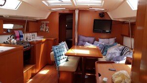 Interior - Sun-Kissed Sailing Adventure in Islas Sarónicas (Alimos)