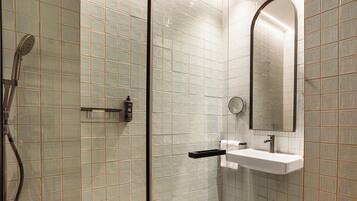 Chambre Double, douche accessible en fauteuil roulant | Salle de bain | Douche, articles de toilette écologiques, sèche-cheveux