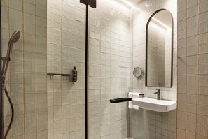 Doppelzimmer, rollstuhlgeeignete Dusche | Badezimmer | Dusche, kostenlose Toilettenartikel, Haartrockner, Handtücher