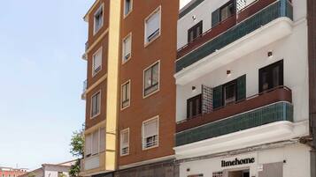 Un edificio de varios pisos con un espacio comercial en la planta baja, identificado como 'limehome'.