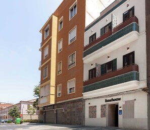 A multi-story building with a ground-level commercial space labeled 'limehome.' - Limehome Valencia d'Ernest Anastasio  (València)