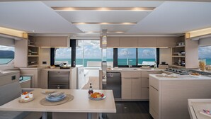 Private kitchen - Sun-Kissed Sailing Adventure in Islas Sarónicas (Alimos)