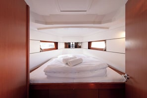 Room - Sun-Kissed Sailing Adventure in Split, Croatia (Split)