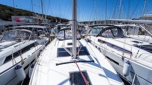 Een jachthaven met verschillende zeilboten afgemeerd.