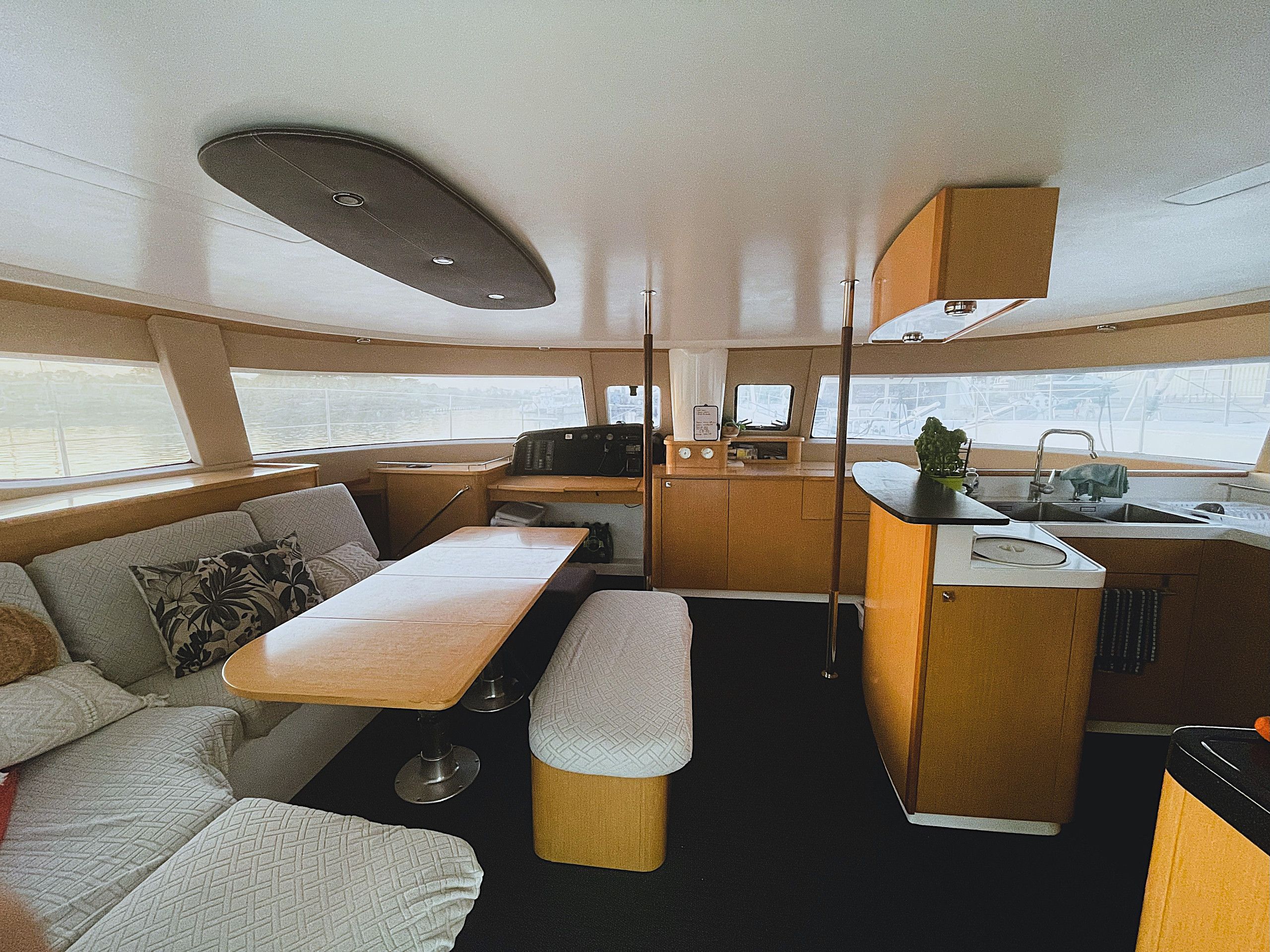 Een kleine kombuis met een eethoek, kitchenette en zithoek.