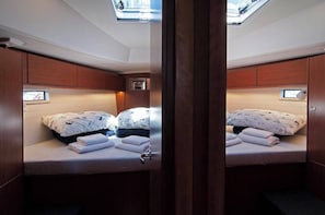 Room - Sun-Kissed Sailing Adventure in Split, Croatia (Split)