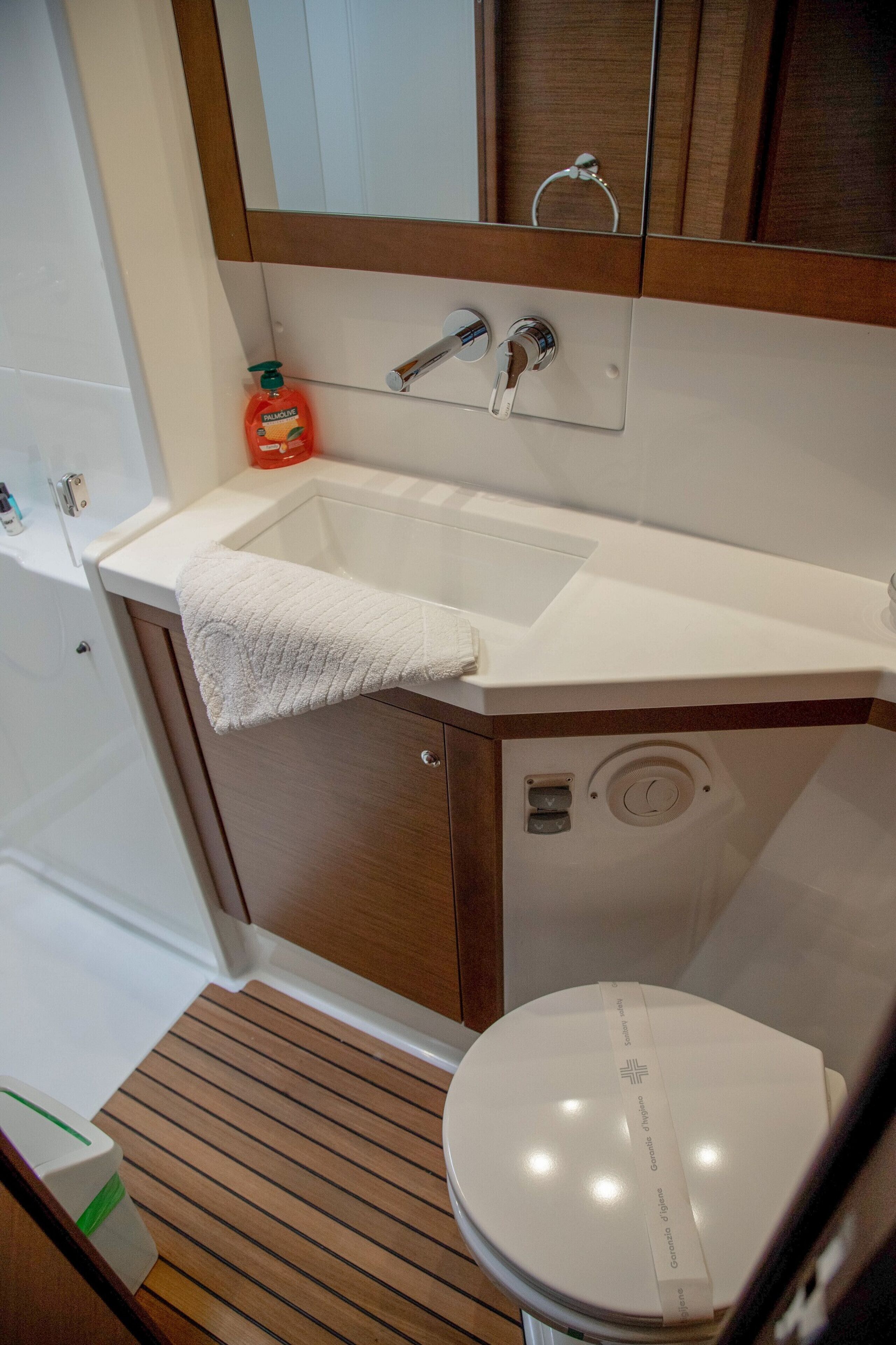 Ein Badezimmer mit Waschbecken, Toilette und Spiegel über dem Waschbecken.