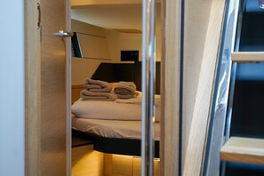 Ein Hotelzimmer mit einem Bett, einem Flachbildfernseher und Holzboden.