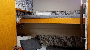 A bunk bed with a lower bunk, a door, and a window. - Sun-Kissed Sailing Adventure in Islas Sarónicas (Alimos)
