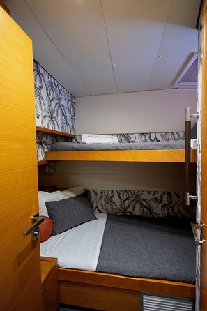 A bunk bed with a lower bunk, a door, and a window. - Sun-Kissed Sailing Adventure in Islas Sarónicas (Alimos)