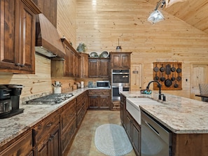 Private kitchen - Moses Lakehouse - 3BR HUGE Lakefront Home on Toledo Bend (Zwolle)