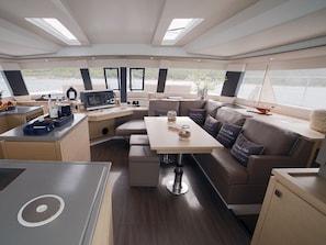 Um interior moderno com área de refeições, cozinha e espaço de estar com vista.