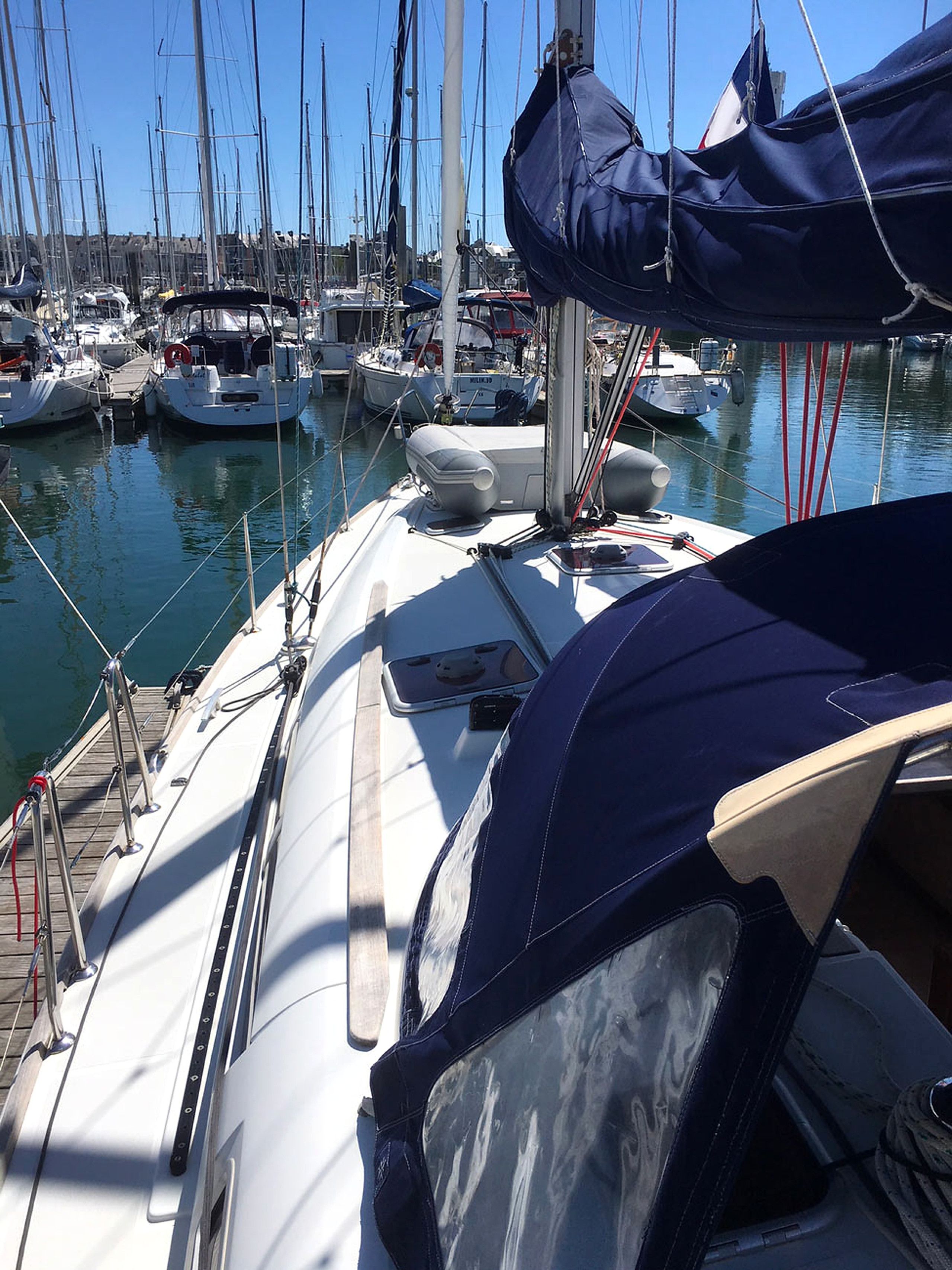 Un port de plaisance où sont amarrés de nombreux bateaux.