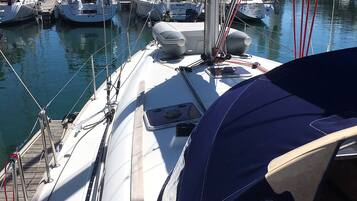 Un port de plaisance où sont amarrés de nombreux bateaux.