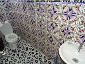 Camera doppia | Bagno | Combinazione doccia/vasca, asciugacapelli, pantofole, asciugamani